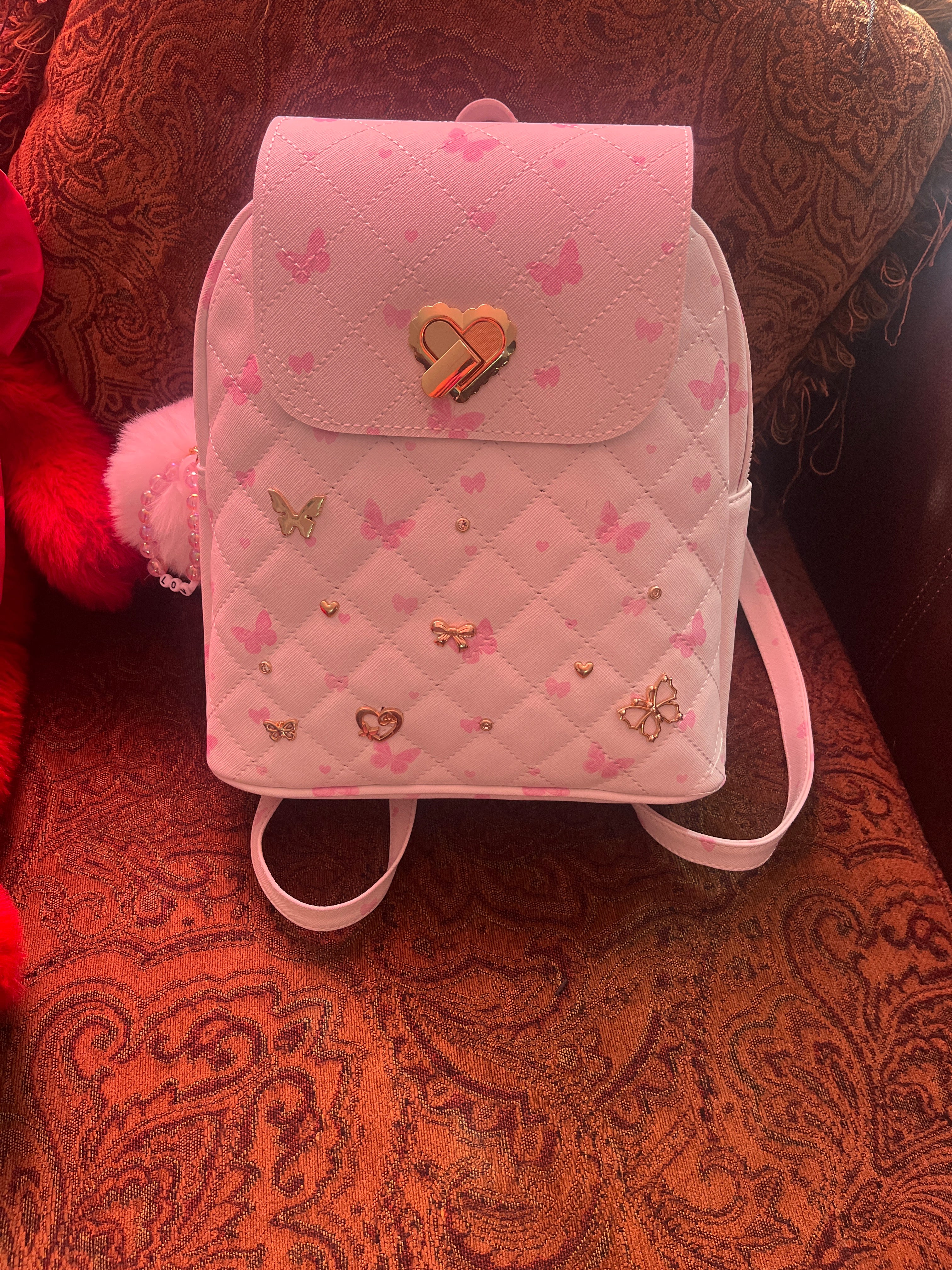 Mochila Rosa con Mariposas y Detalles Dorados – Estilo Elegante