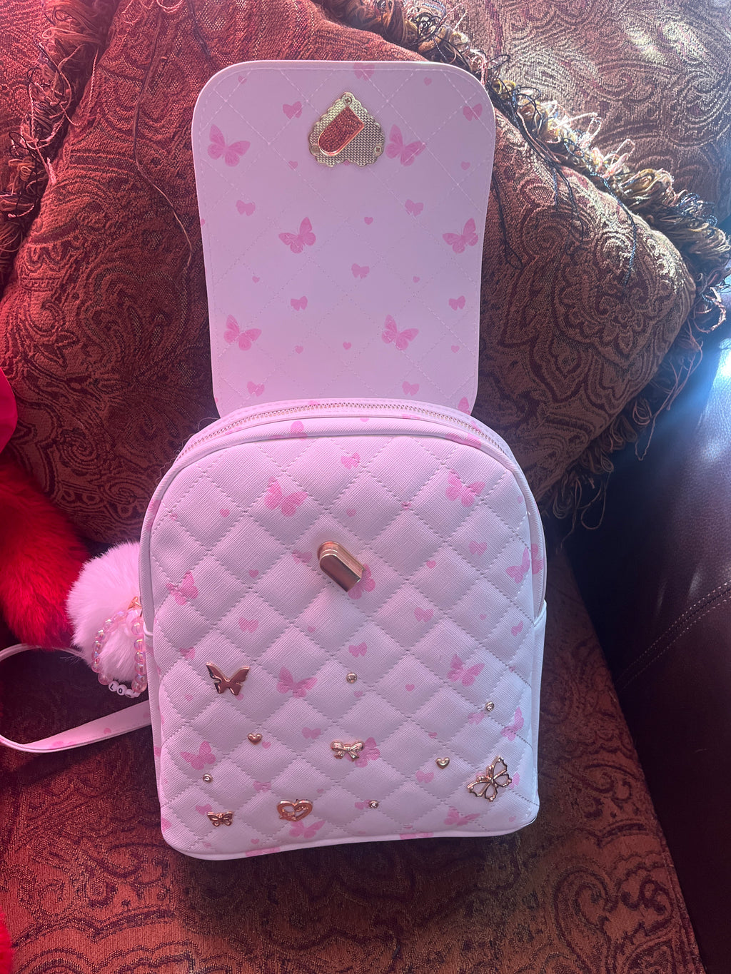 Mochila Rosa con Mariposas y Detalles Dorados – Estilo Elegante