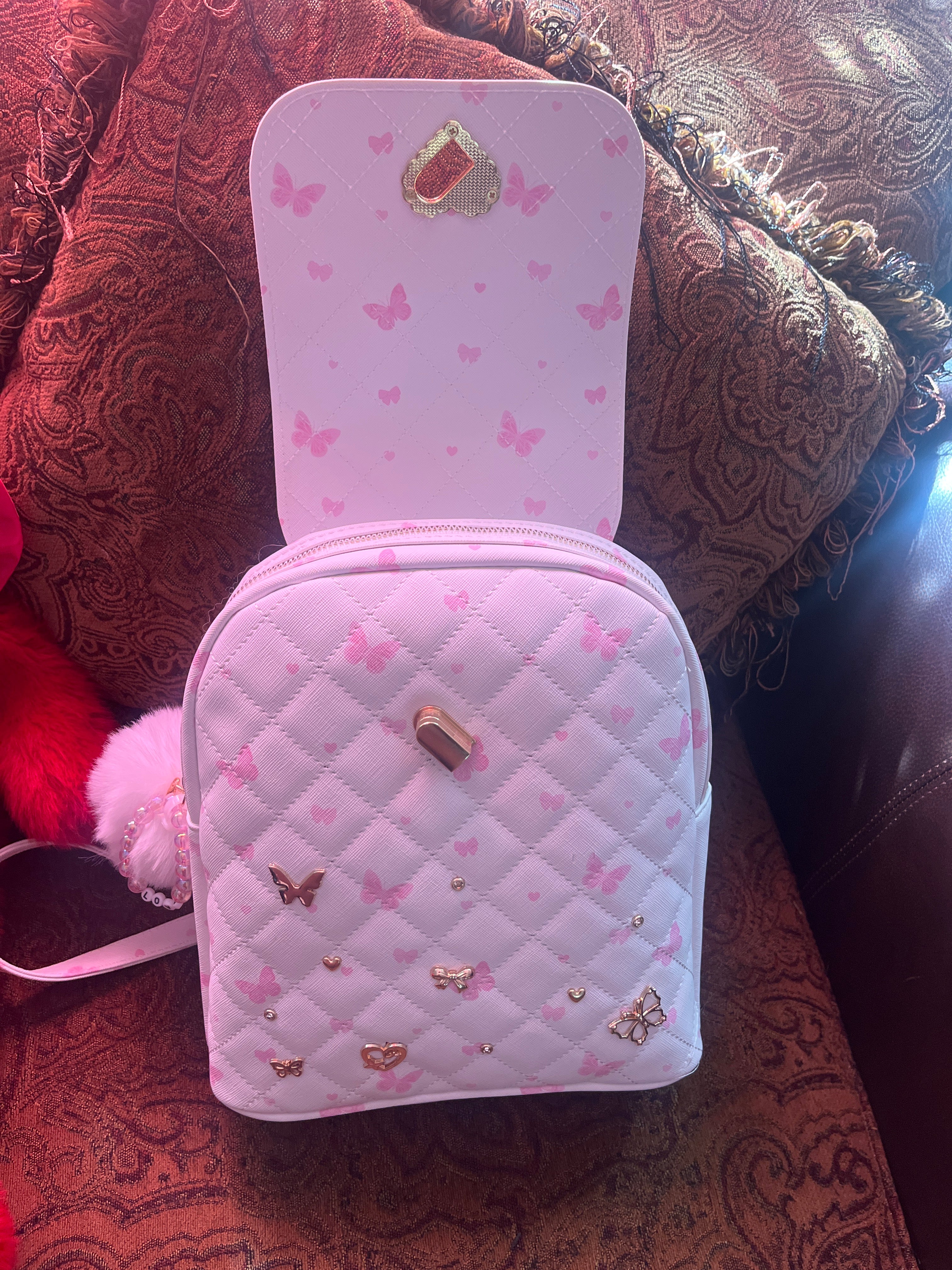 Mochila Rosa con Mariposas y Detalles Dorados – Estilo Elegante