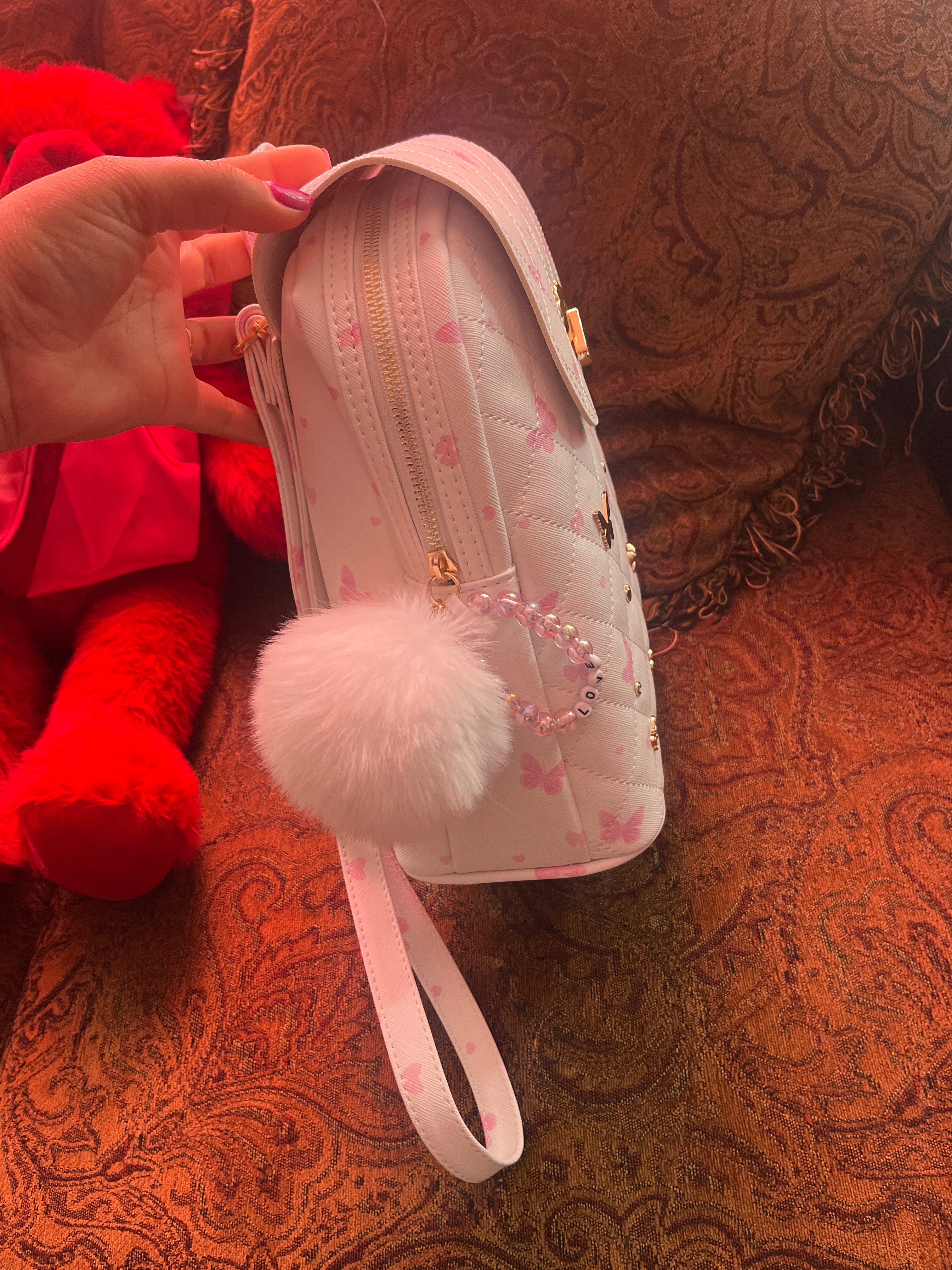 Mochila Rosa con Mariposas y Detalles Dorados – Estilo Elegante